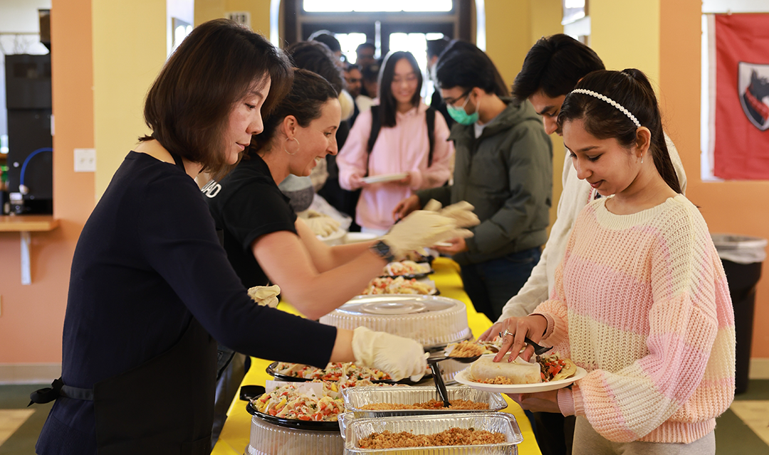 students eating lunch together